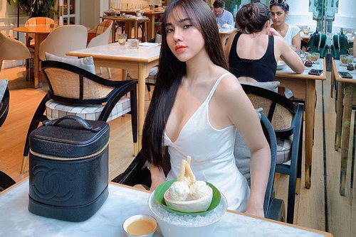 Bạn gái cầu thủ Hoàng Đức cực xinh và ăn mặc sành điệu