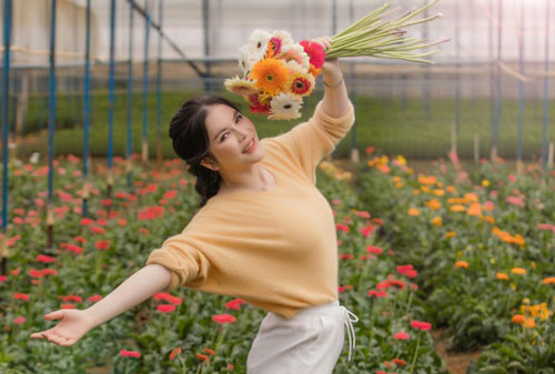 Rũ bỏ phong cách sang chảnh quen thuộc, Lý Nhã Kỳ khác lạ với hình ảnh giản dị, trẻ trung