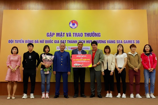 Các nhà vô địch bóng đá nam, nữ SEA Games cùng gia đình và ban huấn luyện nhận quà 1 năm bay miễn phí cùng Vietjet
