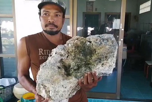 Anh chàng nhặt rác trên biển vô tình trở thành triệu phú sau khi tìm thấy "bãi nôn" trị giá 16 tỷ của cá voi