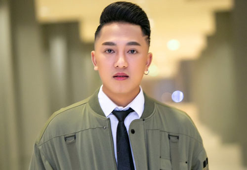 Châu Khải Phong hoảng hồn khi bất ngờ bị fan quá khích ném búa đinh lên sân khấu lúc đang biểu diễn