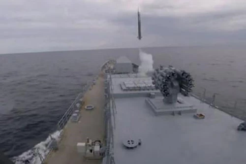 Chiến hạm Nga phóng tên lửa.
