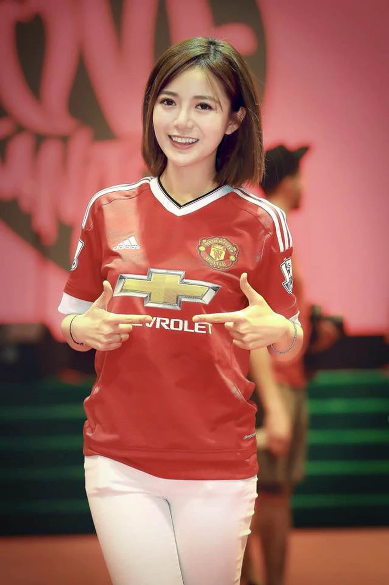 Tú Linh M.U ( SN 1991, Hà Nội) từng là cái tên cực hot trên các chương trình thể thao trên truyền hình. Sở hữu nhan sắc xinh đẹp hơn người và tình yêu mãnh liệt với đội bóng Manchester United, hot girl bóng đá được nhiều người hâm mộ yêu mến.