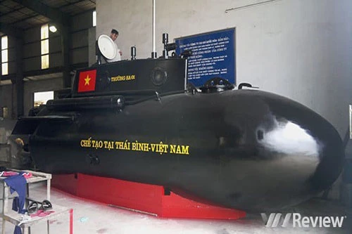 Đầu tiên, nhắc tới những tàu ngầm mini do nông dân Việt Nam tự chế tạo, ấn tượng nhất có lẽ là tàu ngầm Trường Sa 01 được chế tạo bởi một người kỹ sư mang tên Nguyễn Quốc Hoà ở Thái Bình. Nguồn ảnh: VNreview.