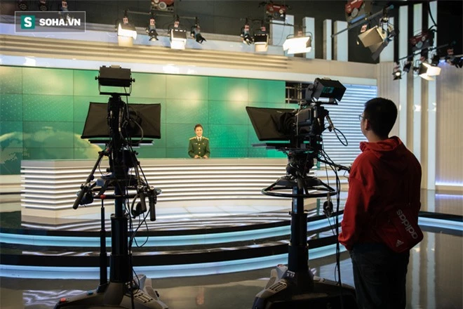 1 kiểu ảnh dùng cả năm của MC Ngọc Trâm và quy định khác biệt khi dẫn truyền hình Quốc phòng  - Ảnh 9.