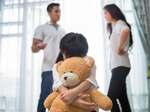 Con gái lặng người khi gặp ba trong tay bồ nhí