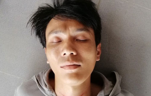 Nam thanh niên tự cầm dao đâm vào ngực, nghi bị ngáo đá