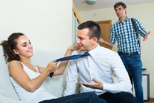 Bị chồng bắt quả tang hẹn hò trong nhà nghỉ, vợ nói sốc