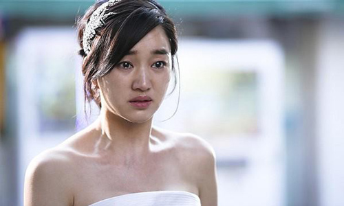 Chồng cũ ngoại tình phũ phàng đòi ly dị, vợ chết lặng trước lá thư trong ngày tái hôn