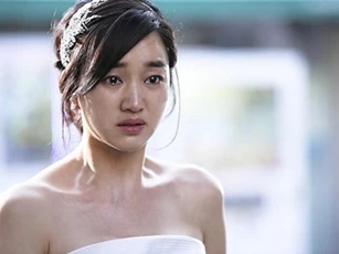 Chồng cũ ngoại tình phũ phàng đòi ly dị, vợ chết lặng trước lá thư trong ngày tái hôn