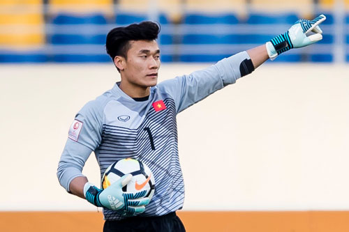 Th&#x1EE7; m&#xF4;n B&#xF9;i Ti&#x1EBF;n D&#x169;ng ch&#xED;nh th&#x1EE9;c gia nh&#x1EAD;p&#xA0;CLB TP.HCM