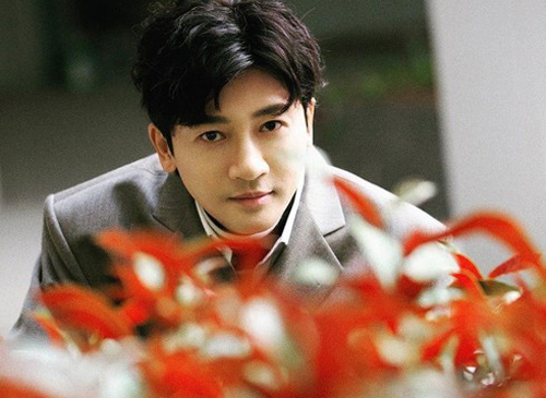 "Ngũ A ca" Tô Hữu Bằng trẻ trung tuổi U50, nhưng style độc lạ mới gây sốc