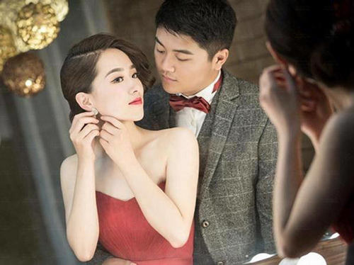 Vợ chết điếng phát hiện bí mật của chồng và osin trẻ trong điện thoại