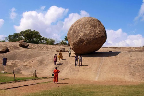 Bí ẩn tảng đá thần cheo leo trên đỉnh dốc ngàn năm không đổ