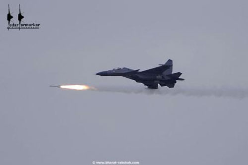 'Su-30 phát hiện J-20 cách xa 100km'