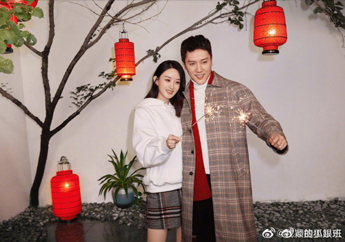 Mới "nhá hàng" 1 tấm ảnh, Triệu Lệ Dĩnh khiến Weibo phát sốt với khoảnh khắc tình tứ hiếm hoi với Phùng Thiệu Phong