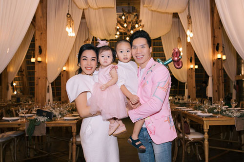 Sau 4 năm kết hôn và có 2 con, "hoàng tử xiếc" Quốc Nghiệp bất ngờ cầu hôn bà xã Ngọc Mai trong tiệc thôi nôi con gái