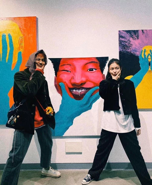 Jennie đến ủng hộ triển lãm tranh của người anh Song Minho nè.