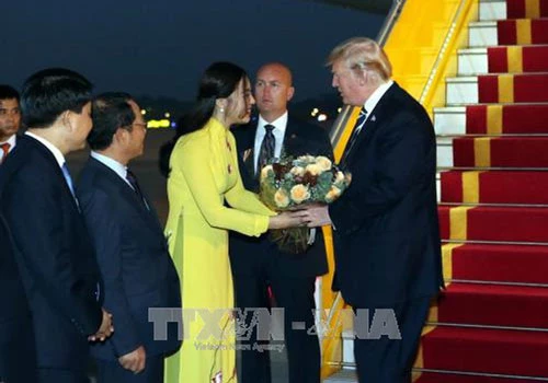 Hình ảnh của Hà My trong lễ đón tiếp Tổng thống Donald Trump năm 2017.