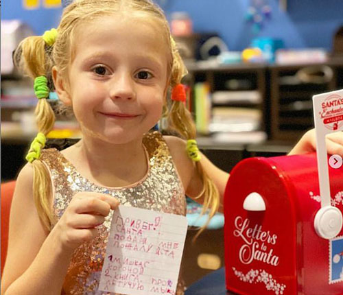 Bé gái Nga 5 tuổi kiếm 18 triệu USD/năm nhờ làm video “vlog”