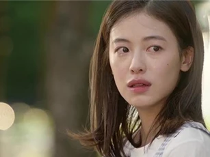 Tiếng cười khúc khích trong phòng tắm khiến nữ giám đốc chết lặng