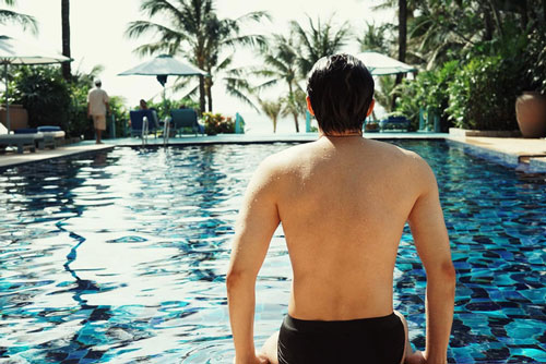 Noo Phước Thịnh hiếm hoi cởi áo khoe lưng trần, fan đồng loạt đòi idol quay lại xem body