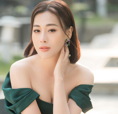 "Quỳnh búp bê" Phương Oanh khoe vai trần gợi cảm giữa trời đông Hà Nội