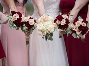 Nhận lời làm phù dâu cho bạn thân, cô gái điếng người khi phải ngủ cùng 2 phù rể trước ngày cưới