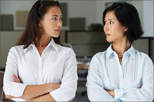 Con dâu tức điên vì mẹ chồng gì cũng mách lẻo với con trai