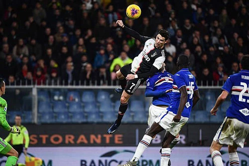 Ronaldo bật cao đánh đầu ghi bàn cho Juventus.