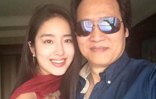 Rộ tin cha nuôi tỷ phú của Lưu Diệc Phi đã kết hôn với tình trẻ kém 30 tuổi có nhan sắc giống con gái nuôi