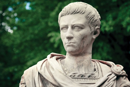 ‘Choáng’ với sự tàn bạo và trụy lạc của vị hoàng đế điên loạn nhất thế giới