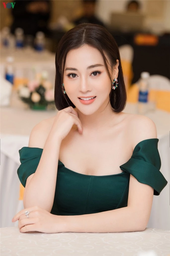 "quynh bup be" phuong oanh khoe vai tran goi cam giua troi dong ha noi hinh 9