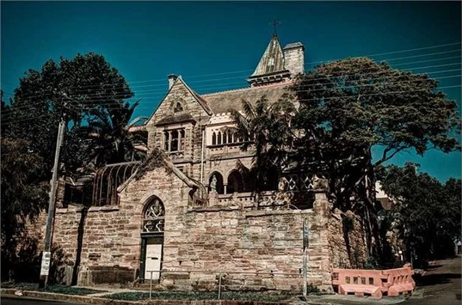 Lâu đài ma ám mang phong cách Gothic Victoria tại Annandala, Sydney, Australia. Tòa biệt thự này bị đồn rằng bị ám bởi hồn ma của một người phụ nữ váy trắng. Nhiều người tò mò cả gan đến thăm tòa biệt thự này đều khiếp đảm kể lại rằng họ thấy các cửa chính lẫn cửa sổ tự động đóng, mở, những hồn ma lập lờ trong bóng tối và người phụ nữ mặc váy trắng lang thang trên các hành lang. 