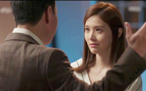 Bồ nhí ghen ngược bắt ly hôn, vợ âm thầm làm 1 việc khiến cả hai thất kinh