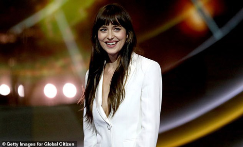 Kiều nữ "50 sắc thái" tái xuất gợi cảm với mốt không nội y 