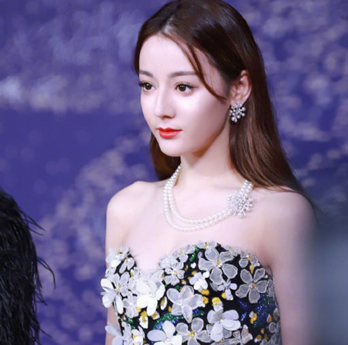 Địch Lệ Nhiệt Ba trốn sau lưng đồng nghiệp, Angela Baby tái mặt vì váy cúp