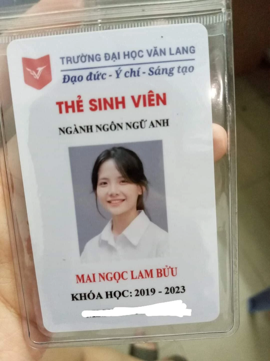 Mới đây, trên diễn đàn "Hội những người thích ngắm gái Châu Á" đăng tải một chiếc thẻ sinh viên của một cô nàng có tên Mai Ngọc Lam Bửu. Tấm ảnh thẻ xinh tới nỗi cô được cộng đồng mạng gọi với cái tên " hot girl ảnh thẻ" thế hệ mới.