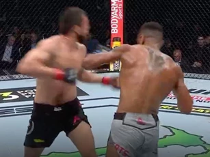 Võ sĩ Anh tung cú đấm vòng cung đáng sợ khiến đối thủ gục ngã