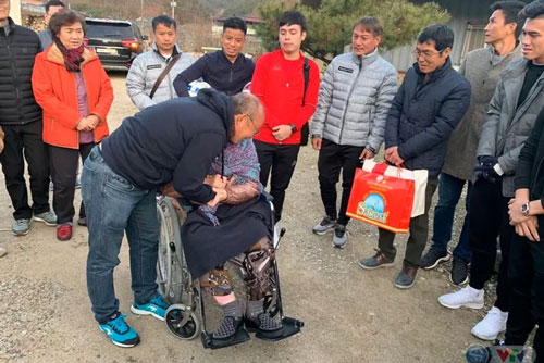 Xúc động ngày HLV Park Hang Seo về thăm mẹ tại quê nhà Hàn Quốc