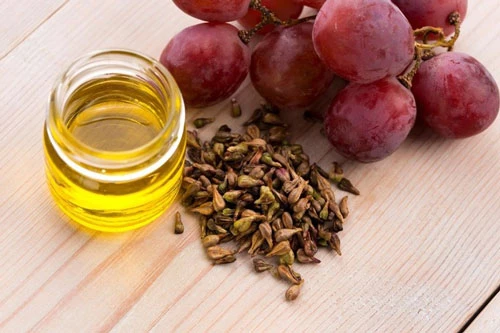 Dầu nho có chứa Omega 6 và vitamin E chống lão hóa và nuôi dưỡng lớp màng bảo vệ da thêm khỏe