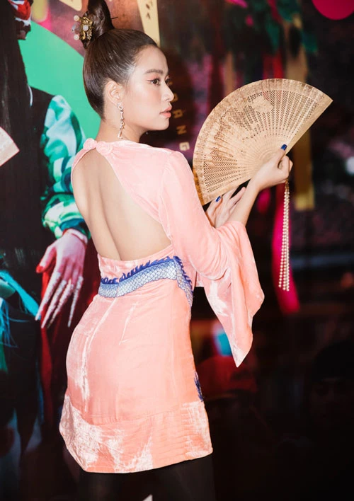 Hoàng Thuỳ Linh xinh đẹp trong buổi họp báo ra mắt MV "Duyên Âm".