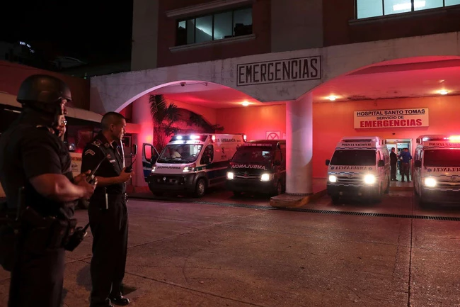 Cảnh sát Panama canh gác bên ngoài bệnh viện nơi các phạm nhân được cấp cứu. Ảnh: Reuters.