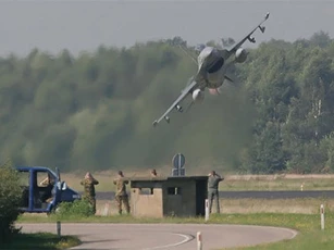 Choáng: Tiêm kích F-16 Mỹ phóng sát đất cực nhanh, "đánh chặn" ô tô của nghi phạm