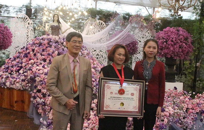 Tổ chức Kỷ lục Việt Nam (VietKings) đã công bố và trao chứng nhận “Chiếc váy cưới kết bằng hoa tươi lớn nhất Việt Nam”