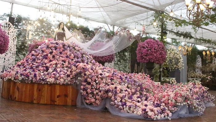 Chiếc váy cưới được kết bằng hơn 1 tấn hoa tươi được trồng tại Đà Lạt