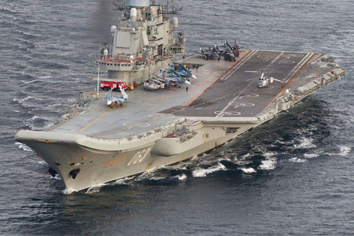 Hết sập cần cẩu lại cháy bừng bừng, vụ sửa chữa tàu Kuznetsov quá lắm "nhiêu khê"