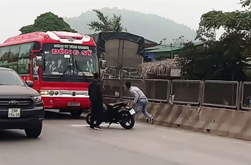 Thanh Hóa: Hai thanh niên đập vỡ kính, truy đuổi xe khách hàng chục km