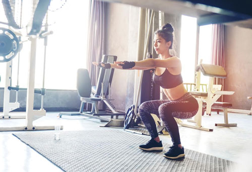 Nhìn chăm chú vào cô gái đang Squat, chàng trai nhận cái kết đắng