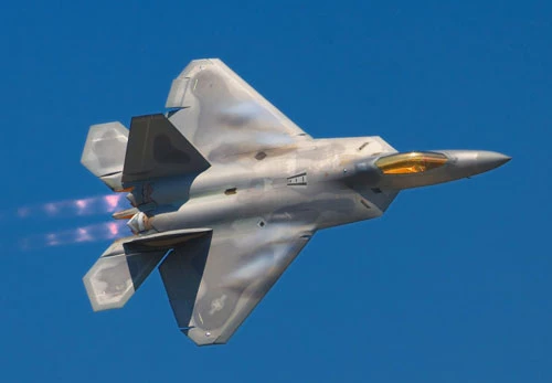 F-22 Raptor là loại chiến đấu cơ nguy hiểm bậc nhất thế giới hiện nay, đây cũng là loại chiến đấu cơ thế hệ thứ năm đầu tiên được biên chế với số lượng lớn vào không quân Mỹ. Nguồn ảnh: BI.